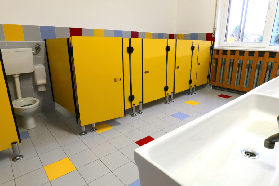 Bagni scuola con porte gialli e lavandini