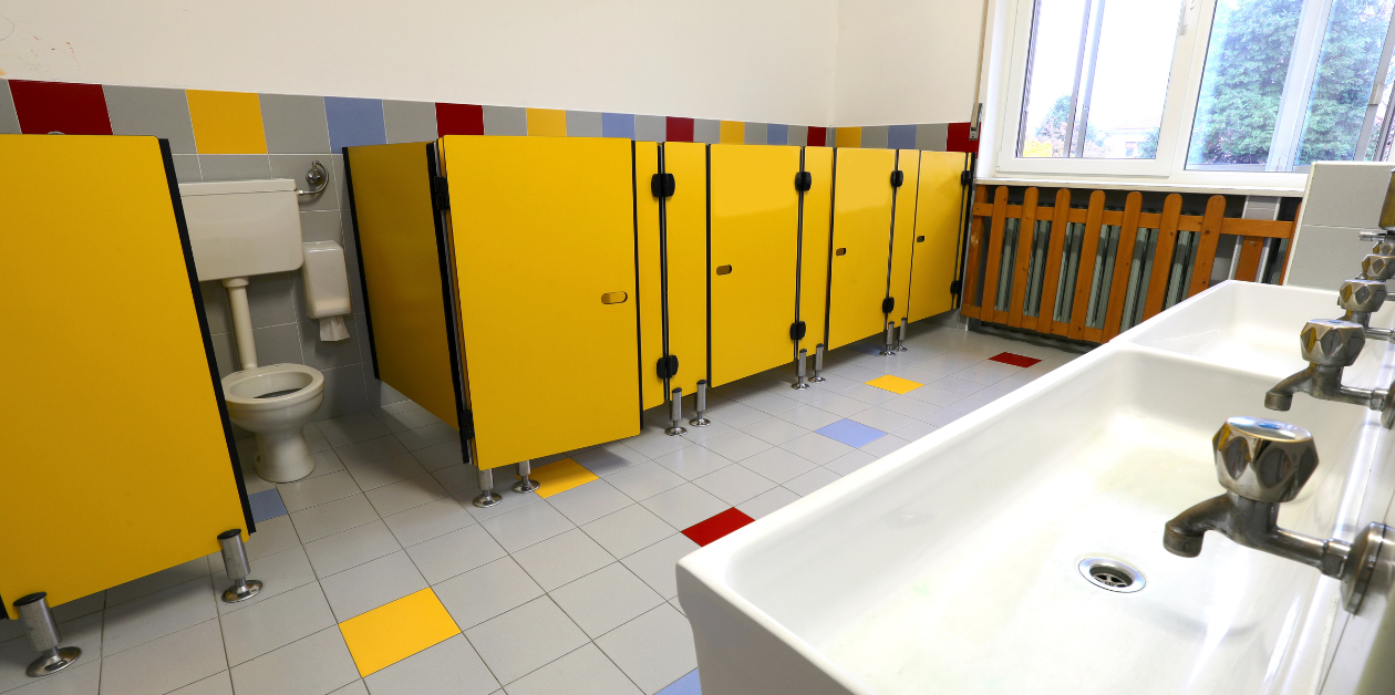 Bagni scuola con porte gialli e lavandini